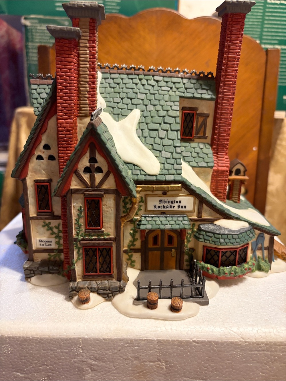 Dept 56 Abington Lakeside Inn Holiday Village House - Green Roof, Red Chimneys